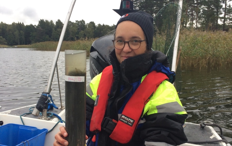 Forskare Sofia Wikström håller ett provrör med bottensediment. Foto: Betty Gubri